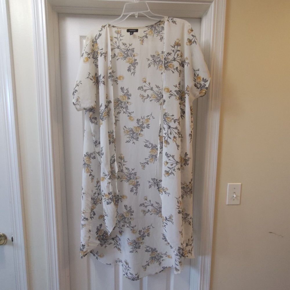 Torrid Flower Print Kimono Torrid Size 1/2 (14-18)‎
